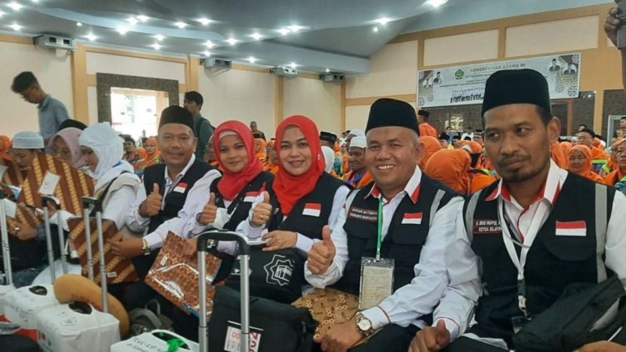 Petugas Kloter 15 Embarkasi Medan, yakni Ibnu Mufid Bin Maksum Pimpinan Kloter (nomor 1 dari kanan) saat berada di Asrama Haji Medan.(ANTARA/HO-Humas Kanwil Kemenag Sumut).