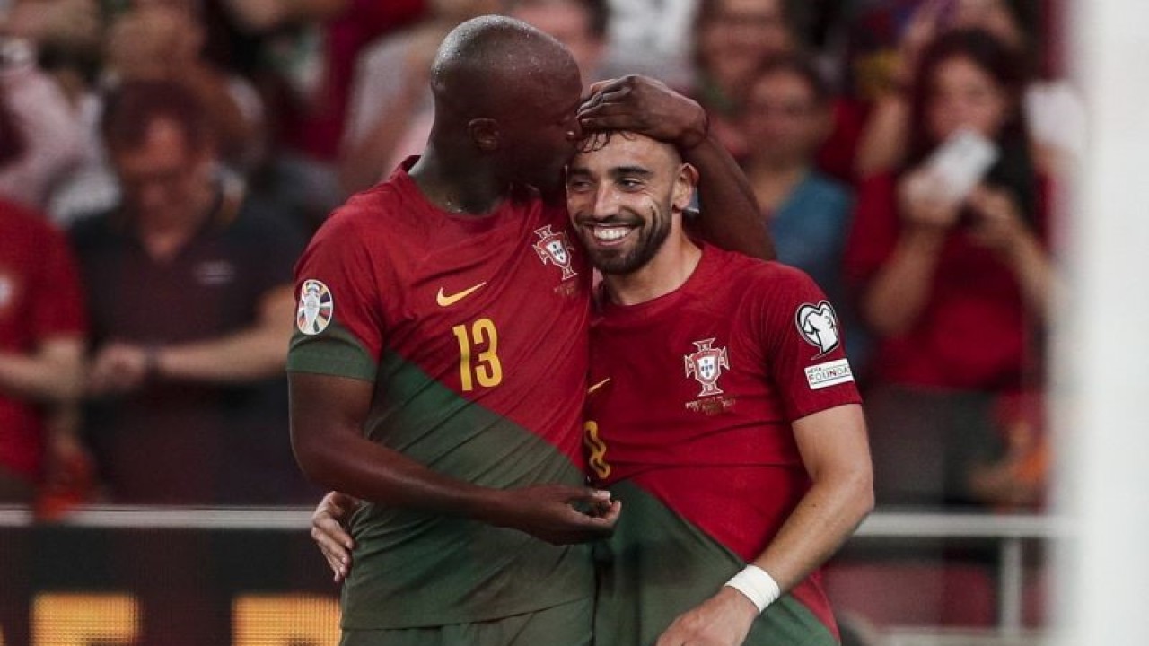 Gelandang Portugal Bruno Fernandes (kanan) melakukan selebrasi dengan rekan setimnya Danilo Pereira setelah mencetak gol kedua timnya dalam pertandingan Grup J UEFA Euro 2024 di Luz stadium, Lisbon pada 18 Juni 2023. ANTARA/AFP/CARLOS COSTA