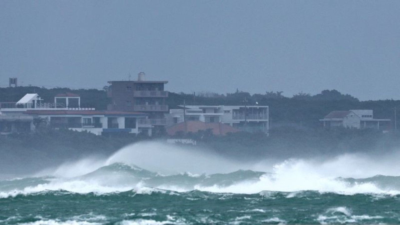 Ombak besar yang dipicu oleh topan Mawar terlihat di Kota Ishigaki, Prefektur Okinawa, Jepang (31/5/2023). ANTARA FOTO/Daisuke Urakami/The Yomiuri Shimbun via Reuters/tom.