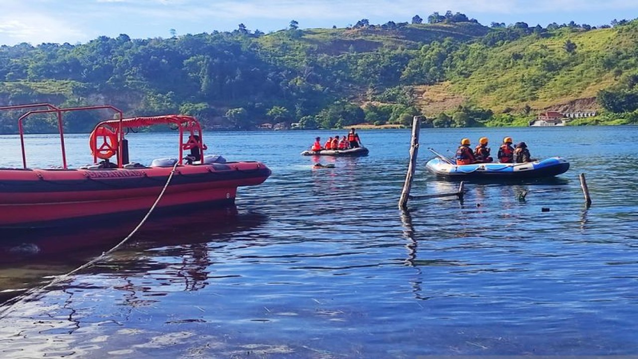Tim SAR melakukan pencarian dua pelajar yang hanyut di perairan Danau Toba Lumban Pasir, Desa Sibandang, Kecamatan Muara, Kabupaten Tapanuli Utara. ANTARA/HO-Humas Polres Tapanuli Utara
