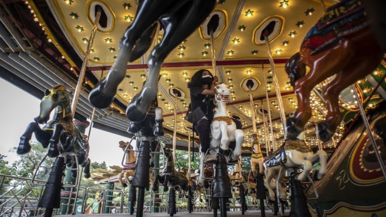 Wisatawan menaiki wahana Turangga-rangga di Dufan, Taman Impian Jaya Ancol, Jakarta, Selasa (14/9/2021). ANTARA FOTO/Aprillio Akbar/rwa.