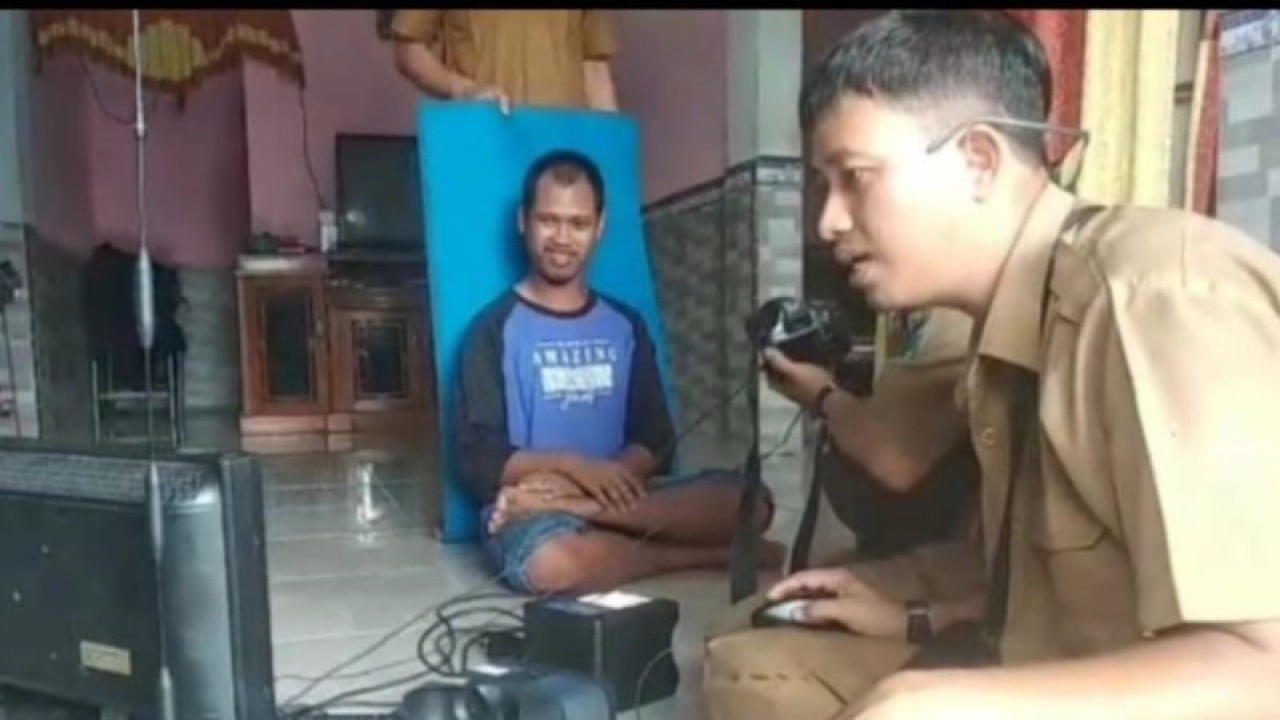 Petugas Dinas Dukcapil Kabupaten Batanghari saat melakukan rekam KTP-E di Muara Bulian, Selasa (20/6/2023).(FOTO ANTARA/Riski Apriyani).