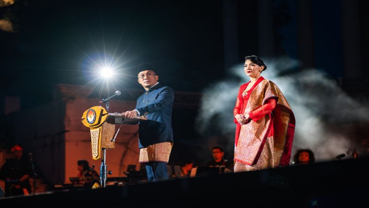 Duta Besar Indonesia untuk Bulgaria Iwan Bogananta (kiri) dalam acara "Harmonature: Harmonizing the Nature of Nusantara" yang diadakan di Ancient Theater, Plovdiv, Bulgaria, Kamis (8/6/2023). (ANTARA/HO-KBRI Sofia)