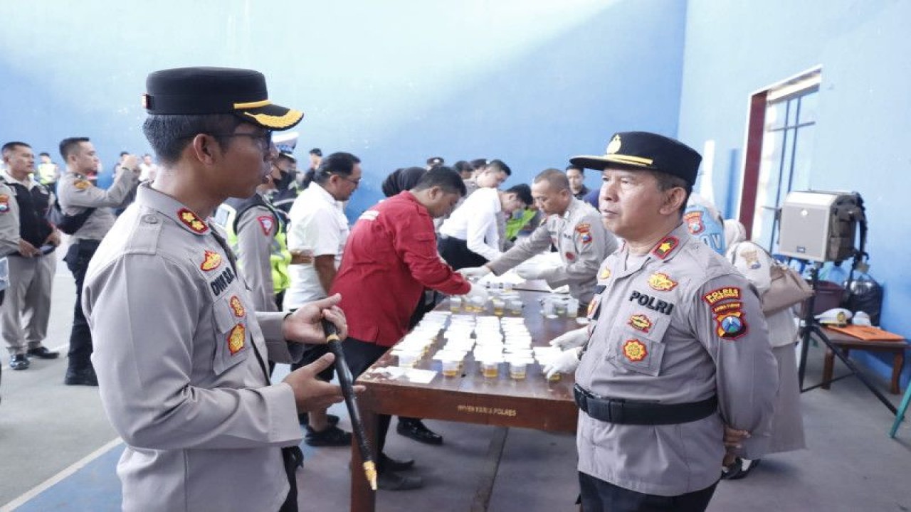 Kapolres Situbondo AKBP Dwi Sumrahadi Rakhmanto bersama Wakapolres Kompol Pujiarto memantau pelaksanaan tes urine. Rabu (14/6/2023) ANTARA/HO-Humas Polres Situbondo