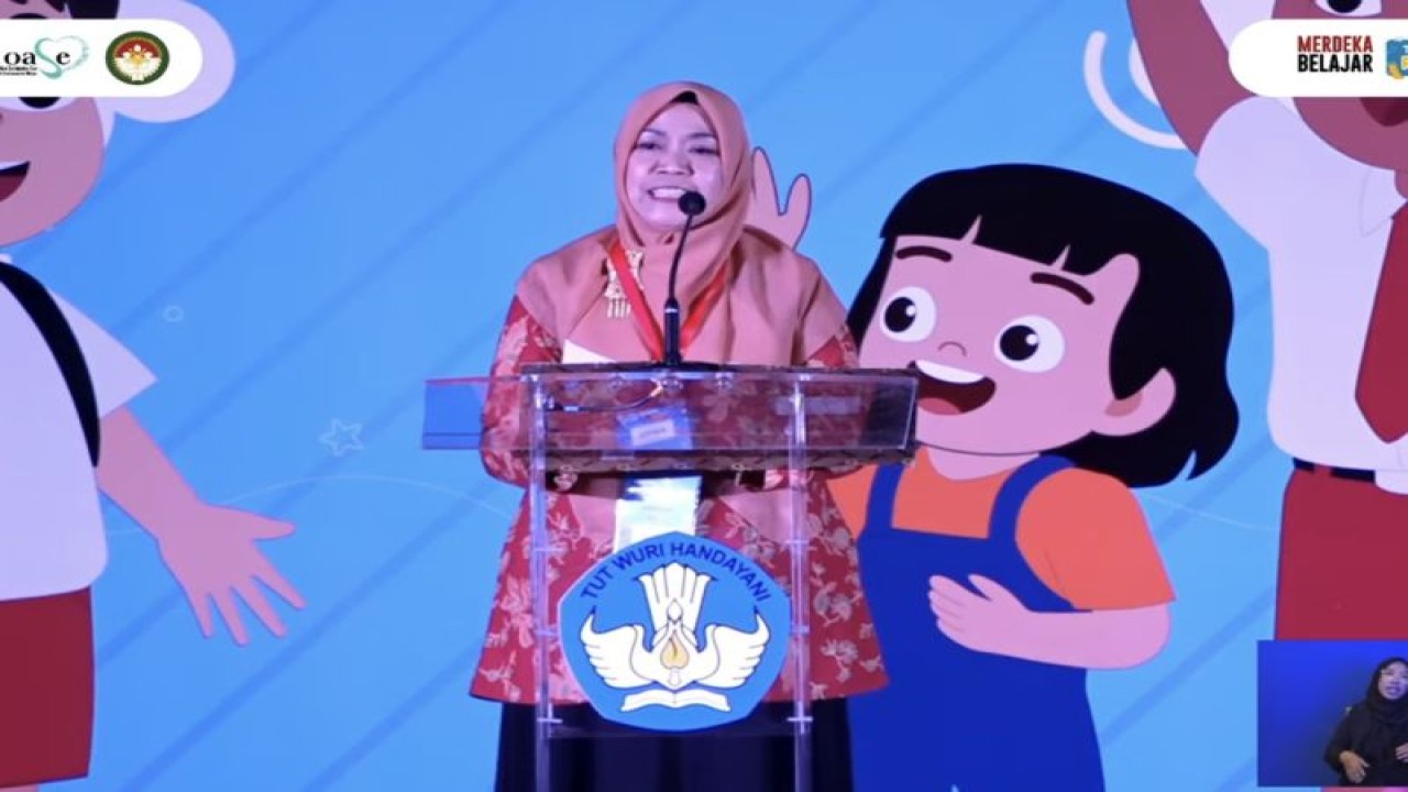 Tangkapan layar Ketua Dharma Wanita Persatuan (DWP) Kemendikbudristek Teti Herawati Aminudin Aziz dalam Webinar DWP: Gerakan Transisi PAUD ke SD yang Menyenangkan di Jakarta, Selasa (27/6/2023). (ANTARA/AstridFaidlatulHabibah)