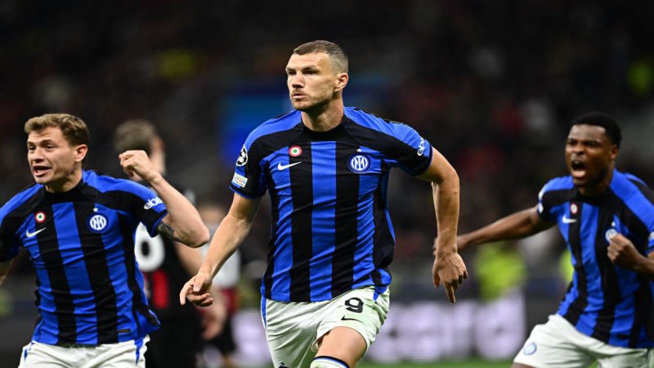 Pemain depan Inter Milan Edin Dzeko (tengah) usai mencetak gol dalam pertandingan semifinal pertama Liga Champions melawan AC Milan di Stadion San Siro 10 Mei 2023. (ANTARA/AFP/GABRIEL BOUYS)