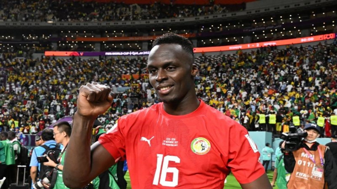 Edouard Mendy saat melakukan selebrasi setelah timnas Senegal menang 2-1 atas Ekuador di pertandingan Grup A Piala Dunia 2022di Doha pada 29 November 2022. Mendy menjadi pemain terbaru yang pindah ke Liga Pro Arab Saudi setelah bergabung ke Al-Ahli. ANTARA/AFP/ISSOUF SANOGO