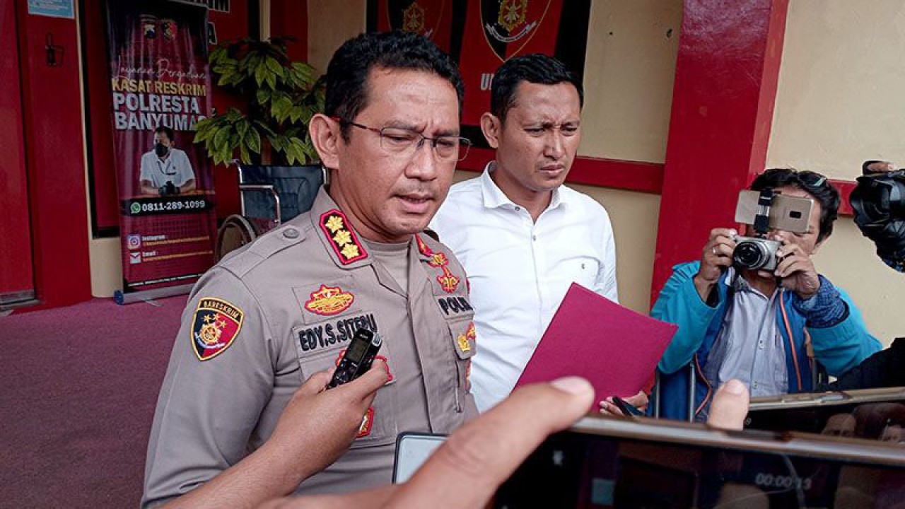 Kapolresta Banyumas Kombes Pol. Edy Suranta Sitepu (kiri) didampingi Kasatreskrim Kompol Agus Supriadi Siswanto memberi keterangan pers di depan Kantor Satreskrim Polresta Banyumas, Purwokerto, Kabupaten Banyumas, Jawa Tengah, Senin (5/6/2023) siang, terkait penyebab meninggalnya seorang tahanan berinisial OK. ANTARA/Sumarwoto