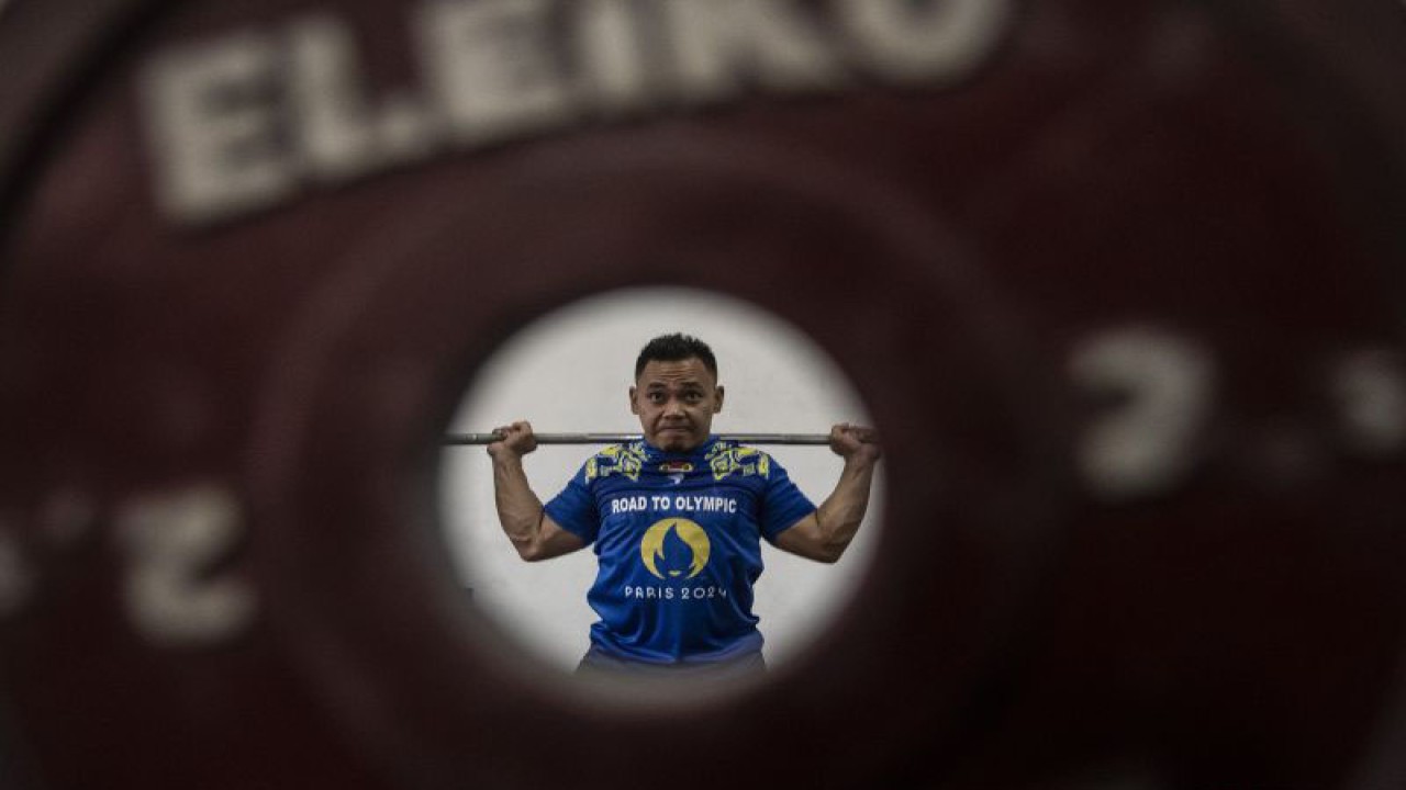 Arsip - Atlet angkat besi Eko Yuli Irawan mengikuti pemusatan latihan nasional (Pelatnas) di Mess Kwini, Jakarta, Selasa (21/3/2023). Pemusatan latihan tersebut untuk persiapan Sea Games Kamboja 2023. ANTARA FOTO/Muhammad Adimaja/hp. (ANTARA FOTO/MUHAMMAD ADIMAJA)