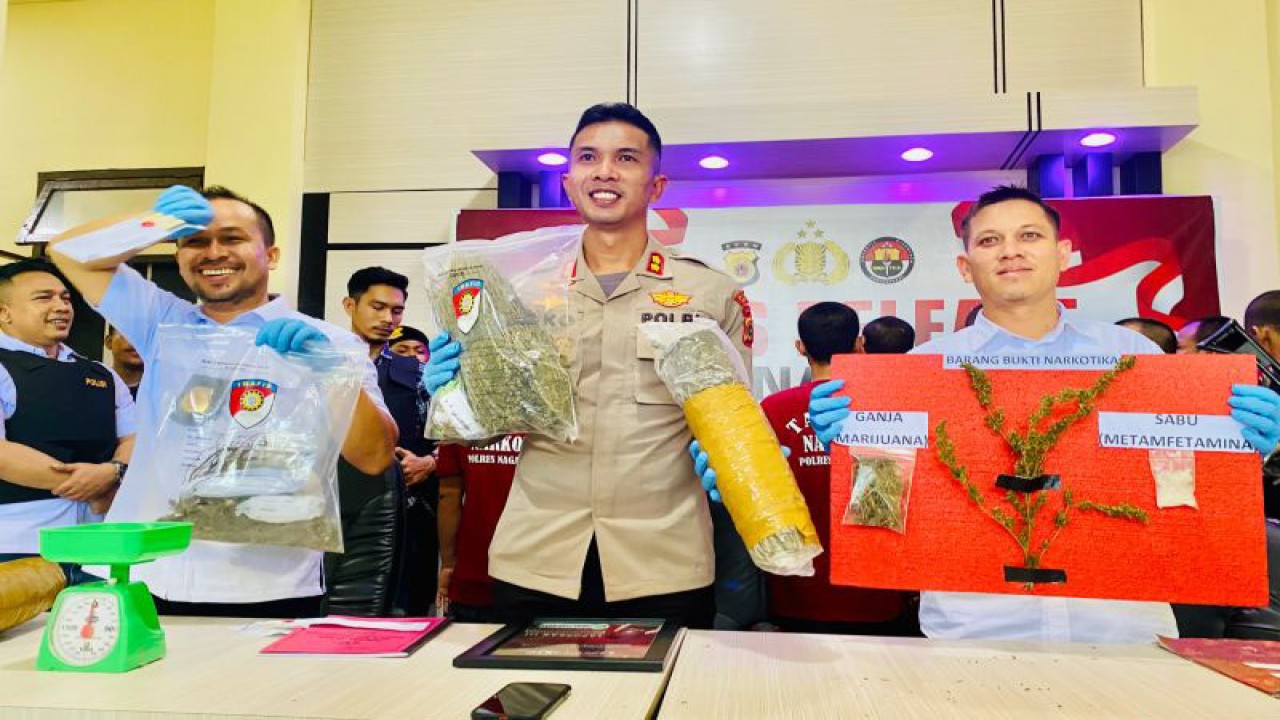 Kapolres Nagan Raya, Provinsi Aceh, AKBP Setiyawan Eko Prasetya didampingi Kasat Narkoba Ipda Vitra Ramadhani memperlihatkan barang bukti narkotika dan 12 tersangka bandar narkoba, saat menggelar konferensi pers di Mapolres Nagan Raya, Kompleks Perkantoran Suka Makmue, Selasa (13/6/2023). (ANTARA/Teuku Dedi Iskandar)