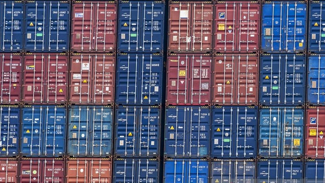 Tumpukan peti kemas di kawasan Pelabuhan Pelindo II, Tanjung Priok, Jakarta, Selasa (15/11/2022). Berdasarkan data Badan Pusat Statistik (BPS) neraca dagang Indonesia di Oktober 2022 masih surplus untuk ke-30 kalinya setiap bulan, di mana nilai ekspor Oktober 2022 sebesar USD 24,81 miliar naik 0,13 persen dibandingkan bulan sebelumnya dan secara year on year ekspor naik 12,30 persen dibandingkan Oktober 2021. ANTARA FOTO/Muhammad Adimaja/tom/aa. (ANTARA FOTO/MUHAMMAD ADIMAJA)