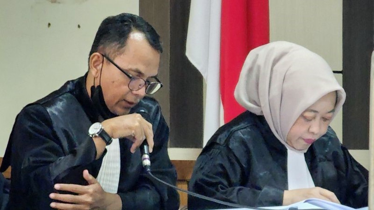 Jaksa penuntur umum membacakan dakwaan kasus tindak pidana korupsi kredit fiktif Bank Raya Indonesia di Pengadilan Tipikor Semarang, Selasa. (ANTARA/ I.C.Senjaya)