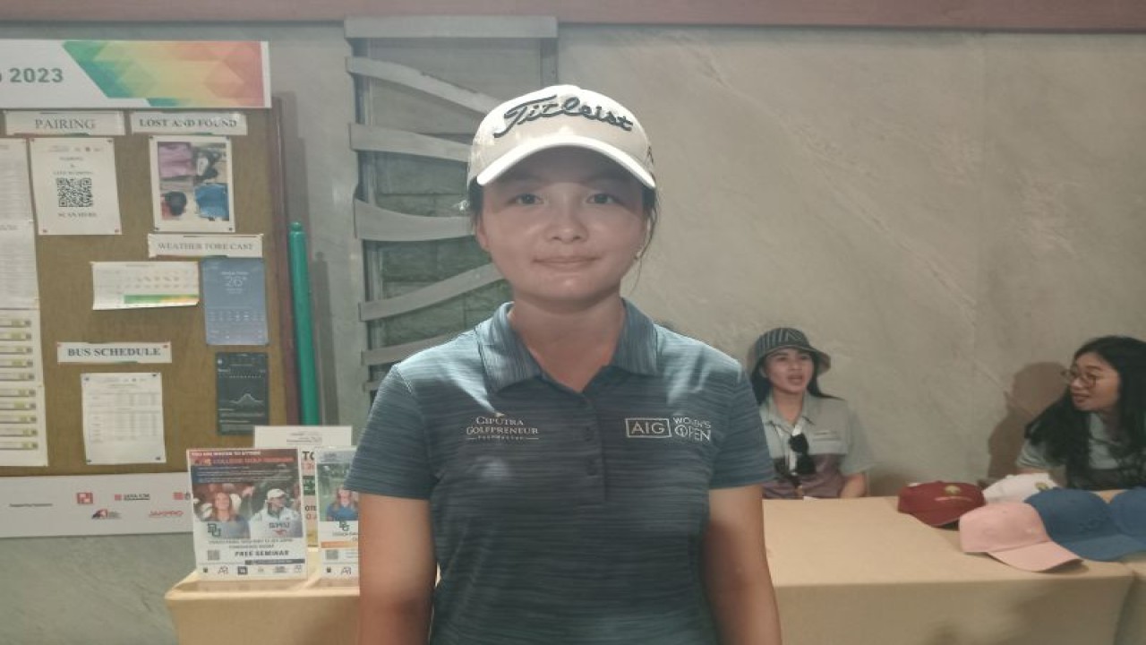 Pegolf putri Indonesia Elaine Widjaja berpose setelah mengikuti upacara penutupan Mandiri Ciputra golfpreneuer Junior World Championship 2023 di Damai Indah PIK Golf Course, Jakarta, Kamis (1/6/2023). (ANTARA/RAUF ADIPATI)