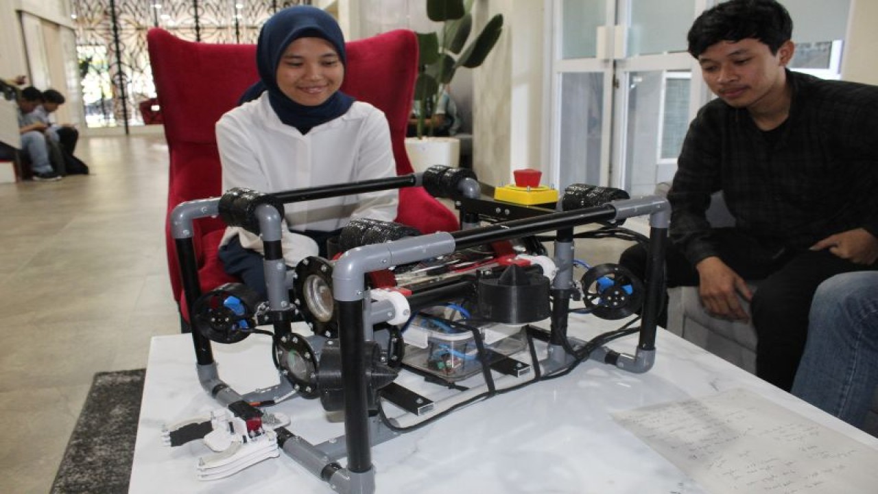 Robot UGER kategori robot bawah air karya Fakultas Teknik Universitas Jember (Unej), Jatim, yang akan maju ke final KRI 2023 di Semarang, Jateng pada 21-26 Juni 2023. (FOTO ANTARA/HO-Humas Unej)