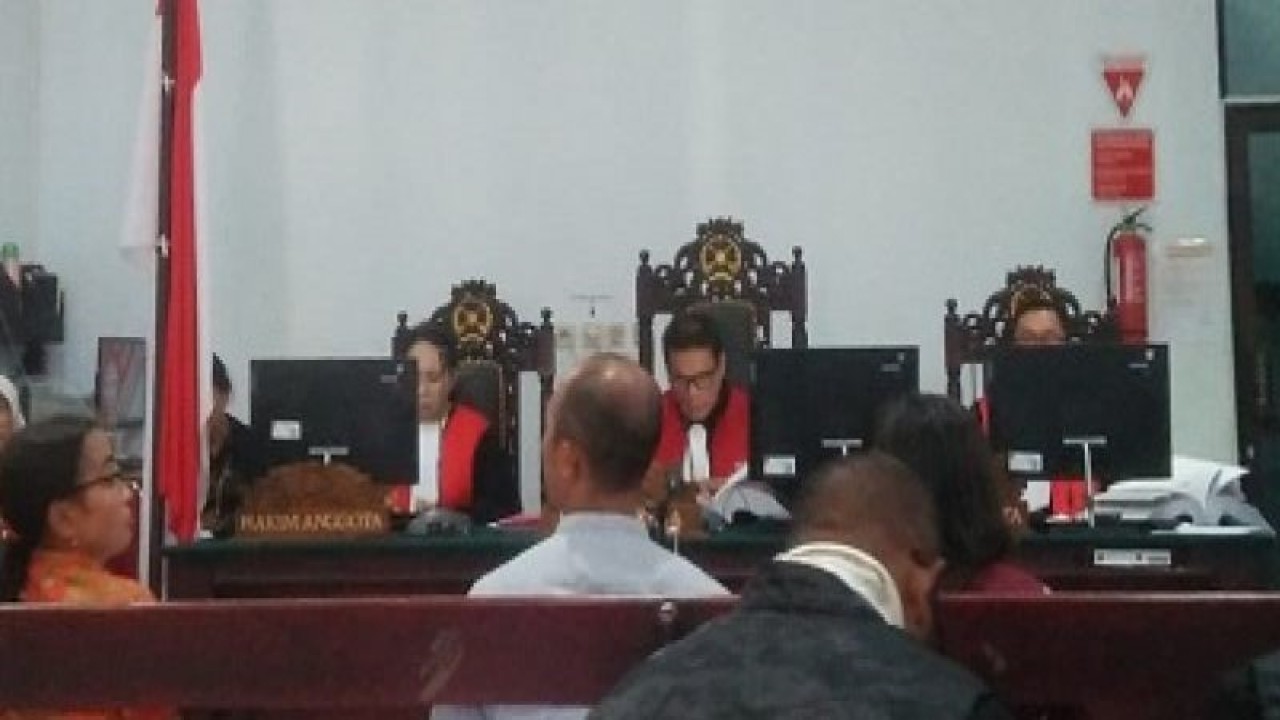 Sidang pembacaan tuntutan untuk empat terdakwa kasus dugaan korupsi anggaran pengadaan alat perekaman KTP elektronik di Ambon, Senin, 12/6/2023). ANTARA/daniel