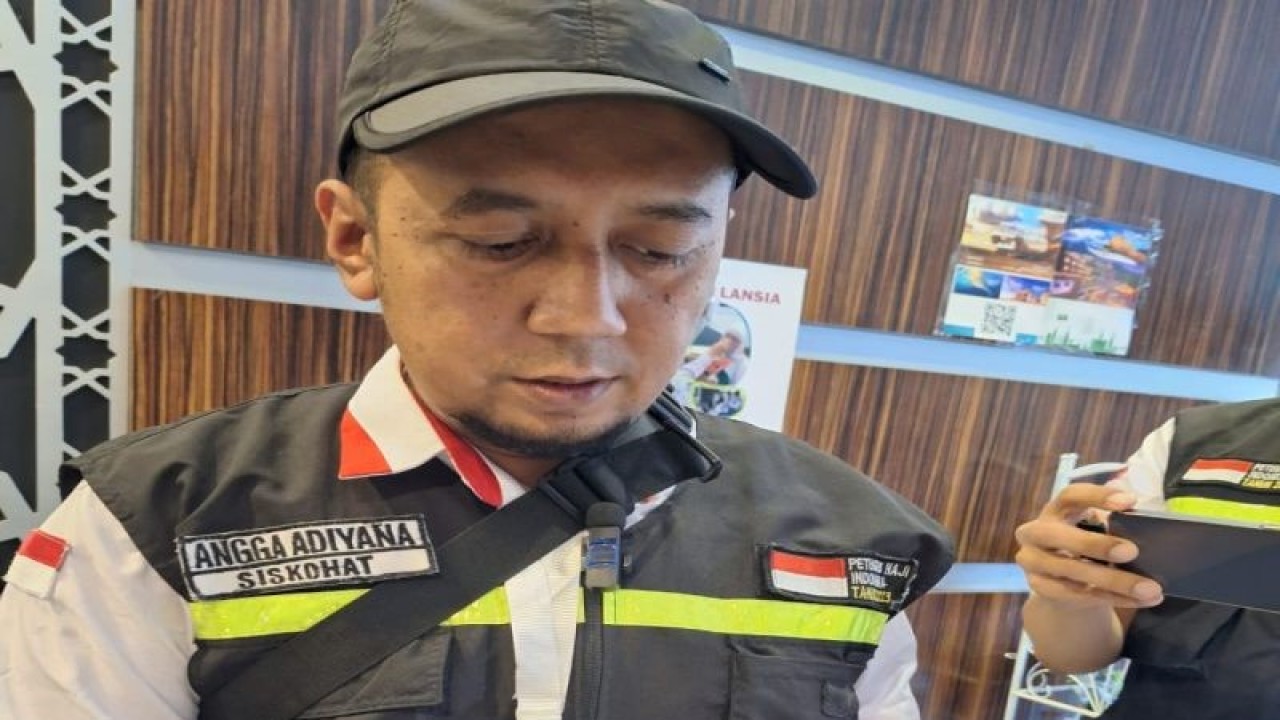 Angga Adiyana, petugas haji dari Siskohat Sektor 4 Daker Madinah, ditemui seusai seluruh rombongan berangkat, di Madinah, Senin (12/6). ANTARA/Nur Istibsaroh