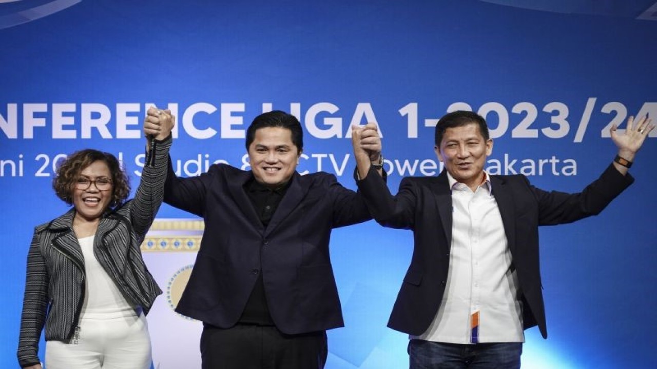 Ketum PSSI Erick Thohir (tengah) bersama Dirut PT LIBÊFerry Paulus (kanan) dan Direktur Programming SCM Harsiwi Achmad (kiri) pada konferensi pers Liga 1 musim 2023/2024 di Jakarta, Kamis (15/6/2023). ANTARA FOTO/Dhemas Reviyanto/rwa.