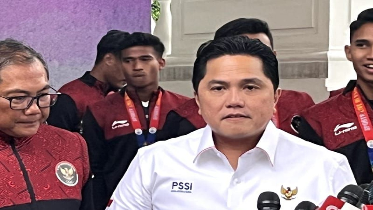 Ketua Umum PSSI Erick Thohir memberikan keterangan pers kepada wartawan di Istana Kepresidenan Jakarta, Senin (5/6/2023). ANTARA/Rangga Pandu Asmara Jingga