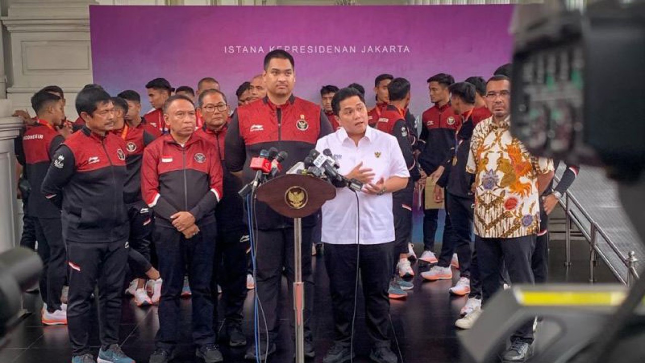 Ketua Umum PSSI Erick Thohir memberikan keterangan di Istana Kepresidenan Jakarta, Senin (5/6/2023). ANTARA/Afra Augesti