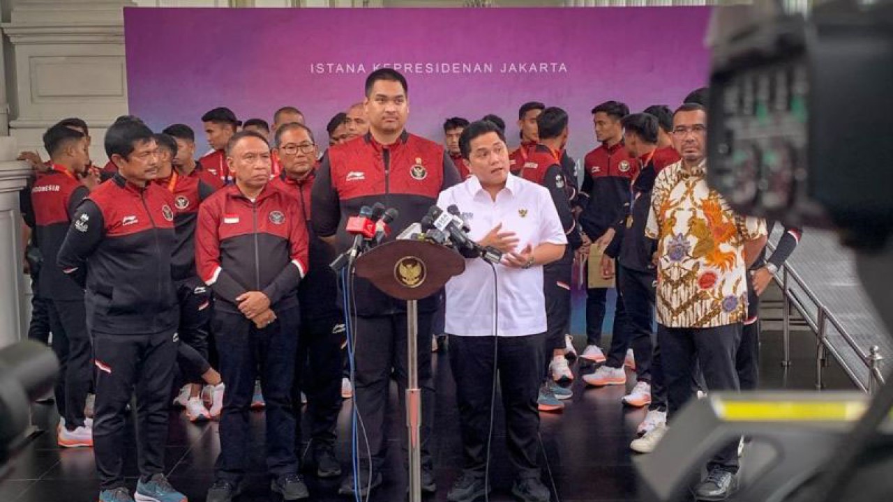 Ketua Umum Persatuan Sepak bola Seluruh Indonesia (PSSI) Erick Thohir dalam konferensi pers di Istana Kepresidenan Jakarta, Senin (5/6/2023) (ANTARA/Rangga Pandu Asmara Jingga)
