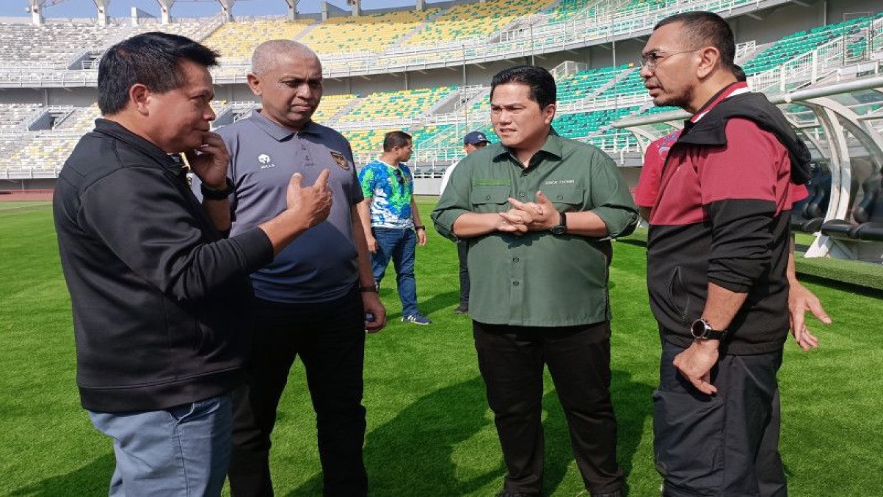 Ketua Umum PSSI Erick Thohir (kedua kanan) bersama Exco PSSI Arya Sinulingga (Kanan) dan Ketua PSSI Jatim Ahmad Riyadh (kedua kiri) saat meninjau Stadion Gelora Bung Tomo Surabaya, Selasa (6/6/2023). (ANTARA/Naufal Ammar Imaduddin)