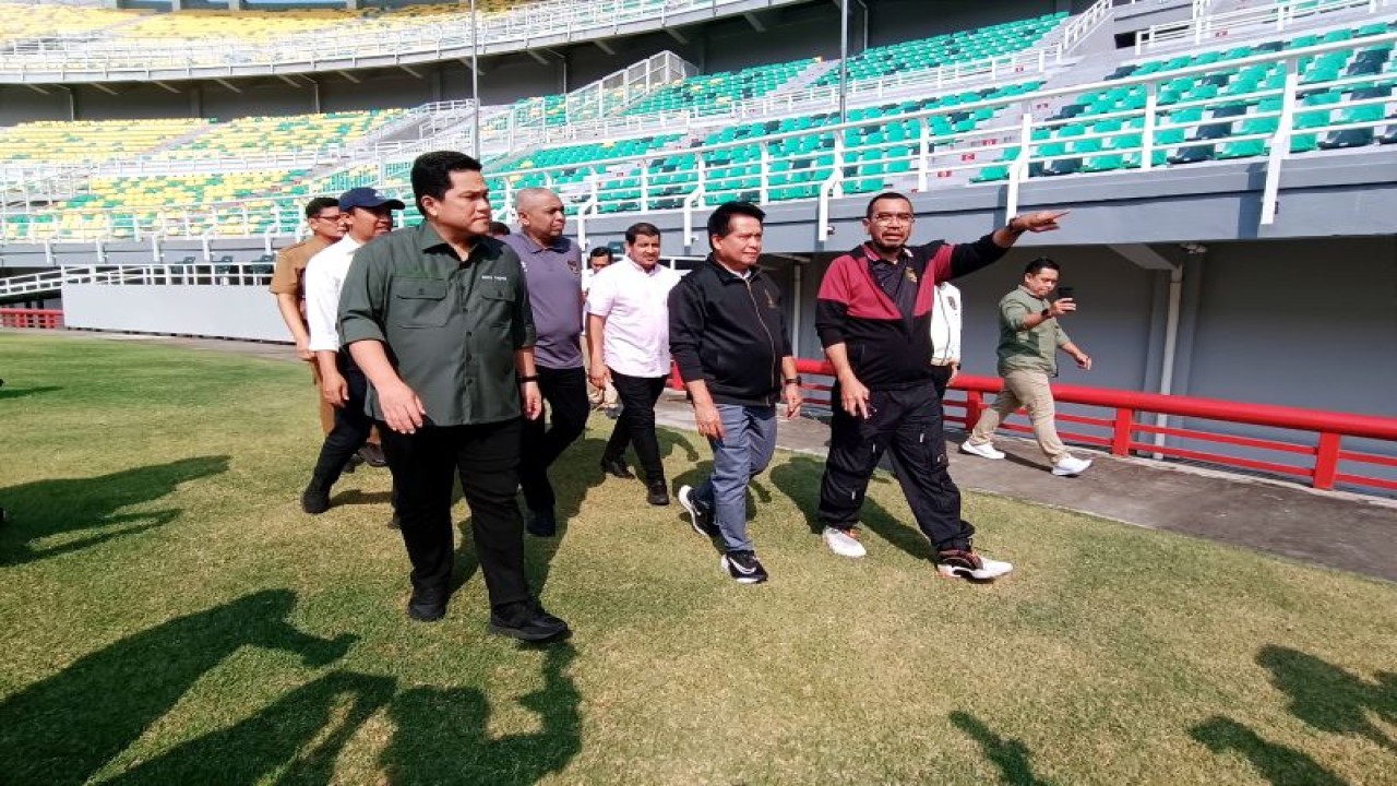 Ketua Umum PSSI Erick Thohir (ketiga kiri) bersama Exco PSSI Arya Sinulingga (kanan) dan Ketua PSSI Jatim Ahmad Riyadh (keempat kiri) saat meninjau Stadion GBT Surabaya, Selasa (6/6/2023). (ANTARA/Naufal Ammar Imaduddin)