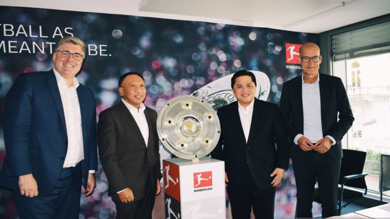 Ketua Umum PSSI Erick Thohir (kedua dari kanan) dan Wakil Ketua Umum PSSI Zainudin Amali (kedua dari kiri) berpose di markas klub Liga Jerman Eintracht Frankfurt di Frankfurt, Kamis (8/6/2023). (ANTARA/HO/PSSI)