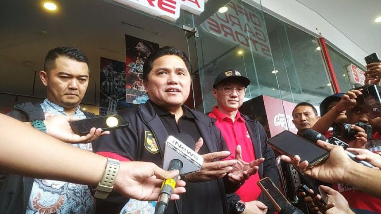 Ketua Umum Persatuan Sepak Bola Seluruh Indonesia (PSSI) Erick Thohir saat berkunjung ke Garuda Store, stadionGelora Bung Karno, Jakarta, Sabtu (17/6/2023). (ANTARA/FAJAR SATRIYO)
