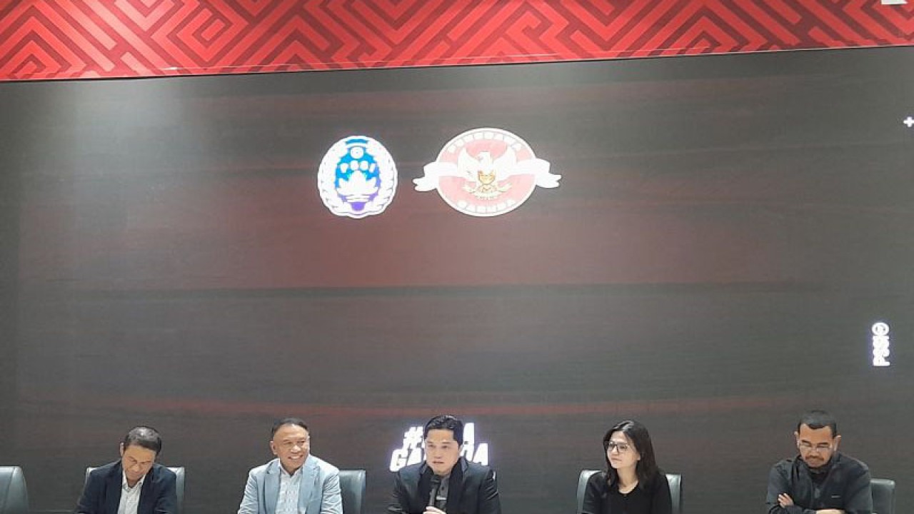 Ketua Umum Persatuan Sepak Bola Seluruh Indonesia (PSSI) Erick Thohir (tengah), bersama dengan Wakil Ketua Umum PSSI Zainudin Amali (dua dari kiri) dan Ratu Tisha Destria (dua dari kanan) serta Sekjend PSSI Yunus Nusi (kiri) dan Exco PSSI Arya Sinulinga (kanan) dalam konferensi pers di GBK Arena, Jakarta, Kamis (22/6/2023). (ANTARA/FAJAR SATRIYO)