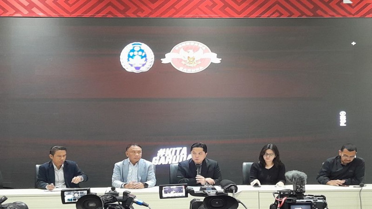 Ketua Umum PSSI Erick Thohir (tengah), bersama dengan Wakil Ketua Umum PSSI Zainudin Amali (dua dari kiri) dan Ratu Tisha Destria (dua dari kanan) serta Sekjen PSSI Yunus Nusi (kiri) dan Exco PSSI Arya Sinulinga (kanan) dalam konferensi pers di GBK Arena, Jakarta, Kamis (22/6/2023). (ANTARA/Fajar Satriyo)