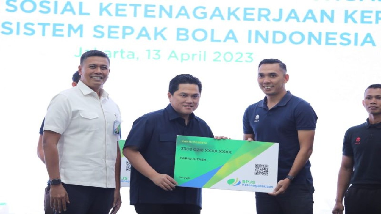 Persatuan Sepakbola Seluruh Indonesia (PSSI) dan BPJS Ketenagakerjaan s memberikan perlindungan jaminan sosial ketenagakerjaan kepada seluruh wasit yang bertugas di Liga 1 maupun Liga 2. (Antara/HO-BP-Jamsostek)