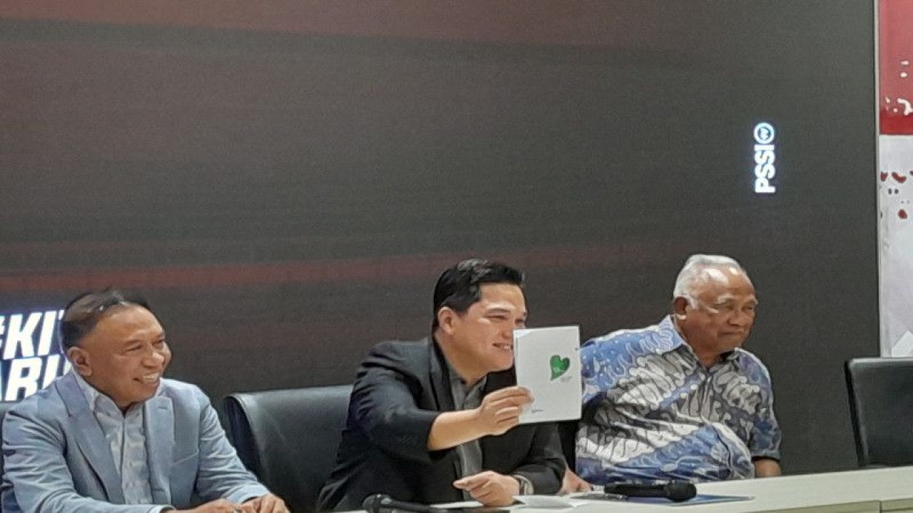 Ketua Umum Persatuan Sepak Bola Seluruh Indonesia (PSSI) Erick Thohir (tengah) menunjukkan logo Yayasan Bakti Sepak Bola Indonesia dalam konferensi pers di GBK Arena, Jakarta, Kamis (22/6/2023) (ANTARA/FAJAR SATRIYO)