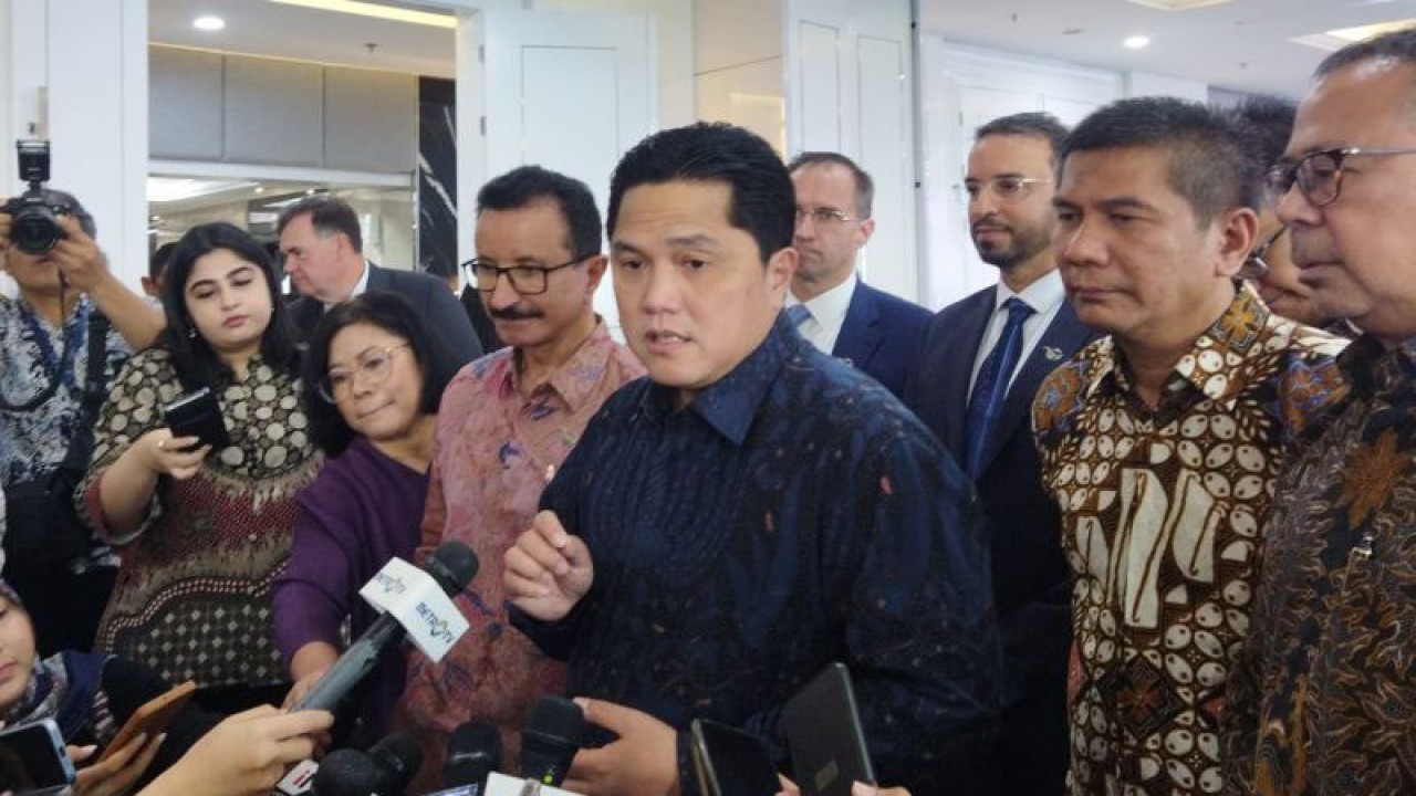 Menteri BUMN Erick Thohir memberikan keterangan usai menyaksikan penandatanganan Kerja Sama Investasi dan Pengoperasian Belawan New Container Terminal (BNCT) di Gedung Kementerian BUMN, Jakarta, Jumat (23/6/2023). ANTARA/Benardy Ferdiansyah