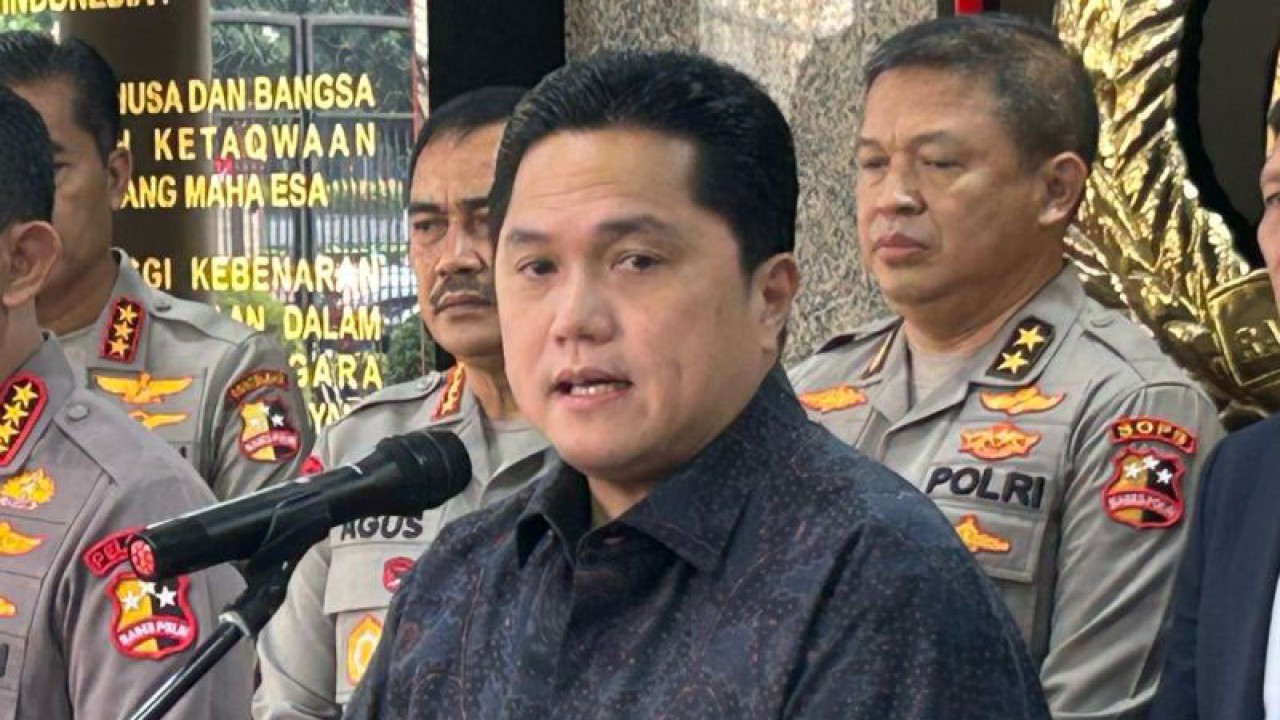 Ketua Umum Persatuan Sepak Bola Seluruh Indonesia (PSSI) Erick Thohir usai melakukan audiensi dengan Kapolri Jenderal Pol. Listyo Sigit Prabowo di Jakarta, Senin (26/6/2023). (ANTARA/Maria Cicilia Galuh)