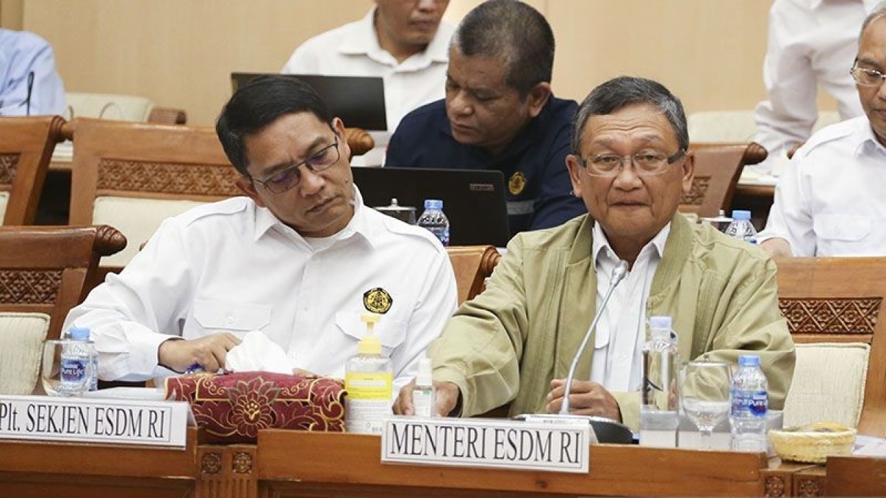 Menteri ESDM Arifin Tasrif (kanan) mengikuti rapat kerja bersama Komisi VII DPR di Kompleks Parlemen, Senayan, Jakarta, Selasa (13/6/2023). (ANTARA FOTO/Rivan Awal Lingga/foc/pri)