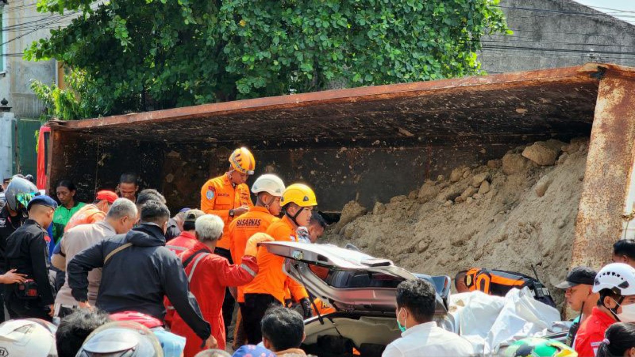 Petugas gabungan mengevakuasi sebuah mobil yang tertimpa truk si Jalan Prof.Hamka, Ngaliyan, Semarang, Rabu. (ANTARA/ I.C.Senjaya)