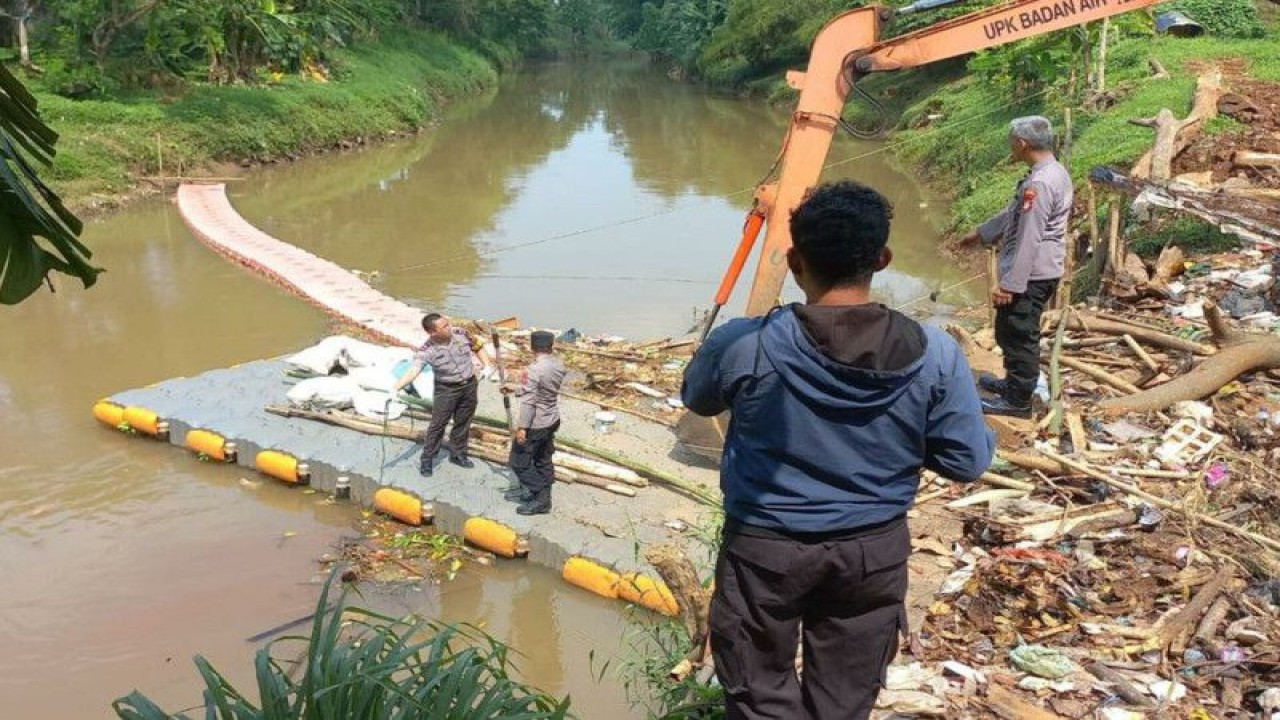 Petugas kepolisian membantu evakuasi mayat pria berinisial BY (39) di Pesanggrahan, Jakarta Selatan, Selasa (27/6/2023). ANTARA/HO-Polsek Pesanggrahan