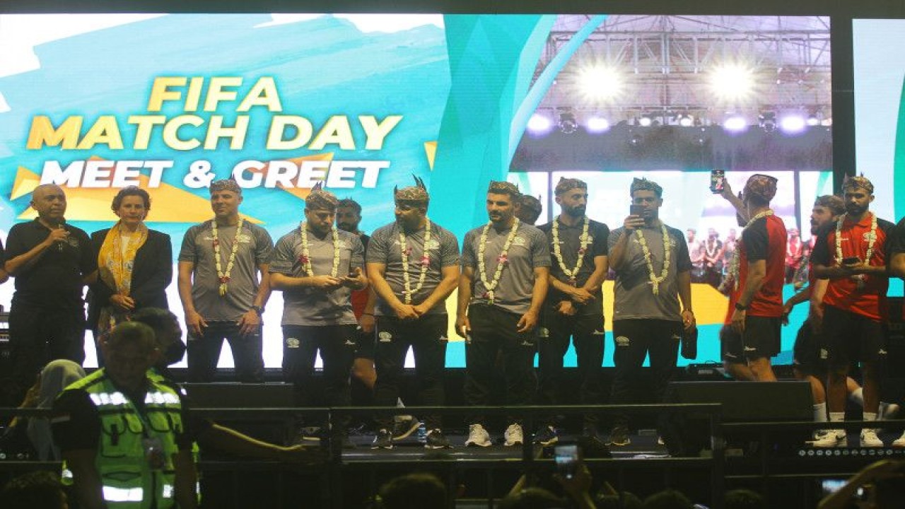 Exco PSSI Ahmad Riyadh (kiri), Asisten Wakil Presiden Asosiasi Sepak Bola Palestina (PFA) Susan Shalabi (kedua kiri) beserta ofisial dan pemain Timnas Palestina menyapa warga saat Meet and Greet FIFA Matchday di Surabaya, Jawa Timur, Minggu (11/6/2023). Kegiatan tersebut guna mengenalkan para pemain dan ofisial kepada warga baik dari Timnas Indonesia maupun Timnas Palestina sebelum bertanding pada FIFA Matchday, Rabu (14/6/2023). ANTARA FOTO/Moch Asim/