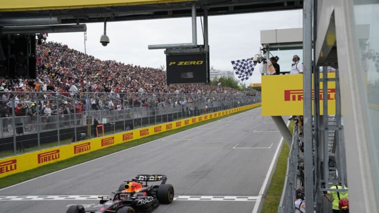 Pembalap Red Bull Racing Max Verstappen saat melewati garis finis untuk memenangkan F1 GP Kanada 2023 di Sirkuit Gilles-Villeneuve, Montreal pada 19 Juni 2023. ANTARA/AFP/TIMOTHY A. CLARY