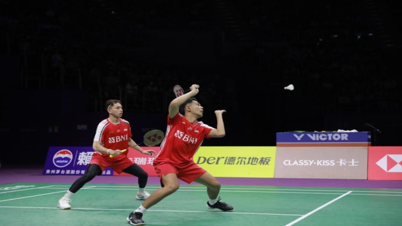 Ganda putra Fajar Alfian/Muhammad Rian Ardianto yang tampil di partai keempat fase grup Piala Sudirman 2023, mengalahkan Supak Jomkoh/Kittinupong Kedren (Thailand) di Suzhou, China, Kamis. (ANTARA/HO-PP PBSI)