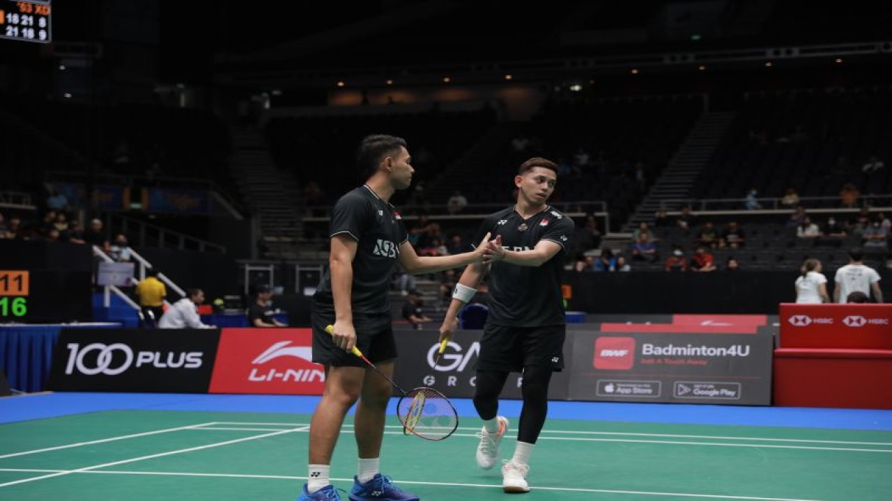 Ganda putra Fajar Alfian/Muhammad Rian Ardianto kalah pada babak pertamaSingapore Open 2023 usai dikalahkan pasangan asal Inggris, Ben Lane/Sean Vendy, dengan dua gim langsung 15-21, 18-21, Selasa. (ANTARA/HO-PP PBSI)