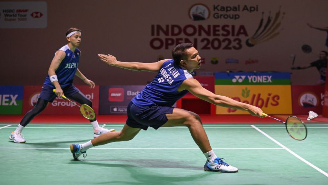 Pebulu tangkis ganda putra Indonesia Fajar Alfian (kanan) dan Muhammad Rian Ardianto (kiri) mengembalikan kok ke arah ganda putra Denmark Jeppe Bay dan Lasse Molhede dalam babak pertama (32 besar) turnamen Indonesia Open 2023 di Istora Senayan, Jakarta, Selasa (13/6/2023). Fajar dan Rian menang dengan dua gim langsung (21-15 dan 21-11) sekaligus memastikan lolos ke babak kedua (16 besar). ANTARA FOTO/Aditya Pradana Putra/foc. (ADITYA PRADANA PUTRA/ADITYA PRADANA PUTRA)
