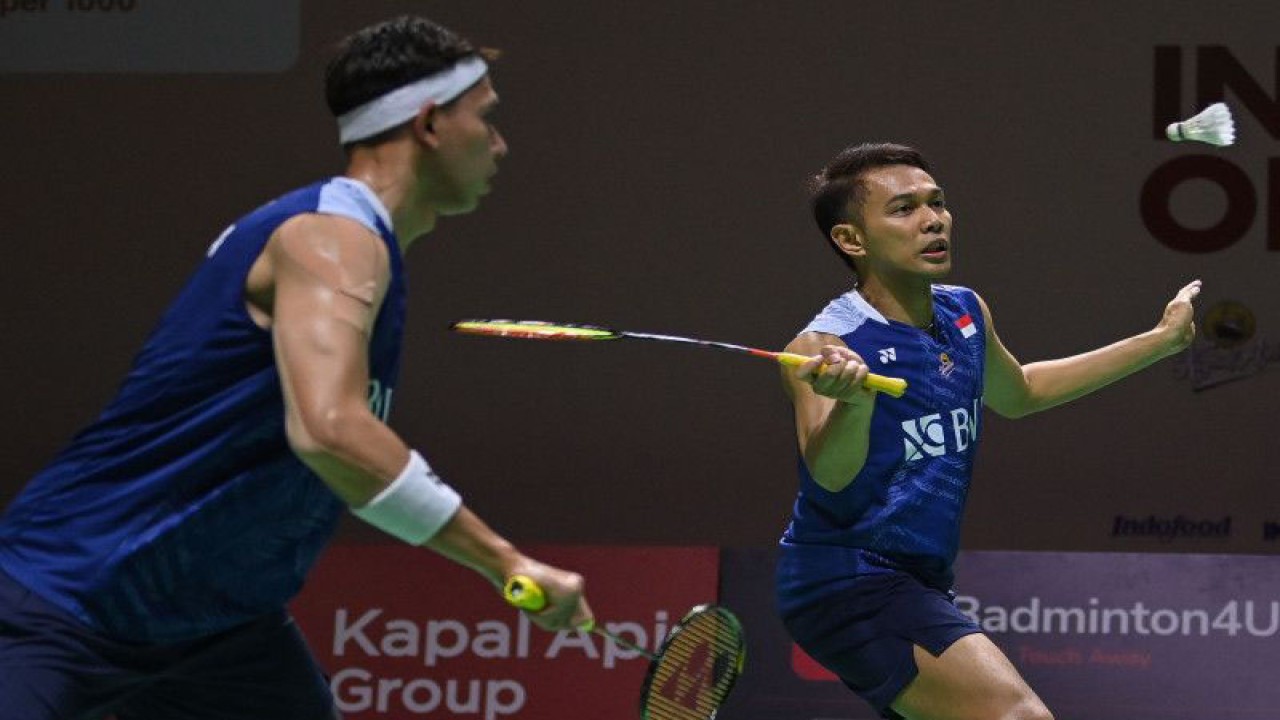 Pebulu tangkis ganda putra Indonesia Fajar Alfian (kanan) dan Muhammad Rian Ardianto (kiri) mengembalikan kok ke arah ganda putra Denmark Jeppe Bay dan Lasse Molhede dalam babak pertama (32 besar) turnamen Indonesia Open 2023 di Istora Senayan, Jakarta, Selasa (13/6/2023). Fajar dan Rian menang dengan dua gim langsung (21-15 dan 21-11) sekaligus memastikan lolos ke babak kedua (16 besar). ANTARA FOTO/Aditya Pradana Putra/foc. (ADITYA PRADANA PUTRA/ADITYA PRADANA PUTRA)