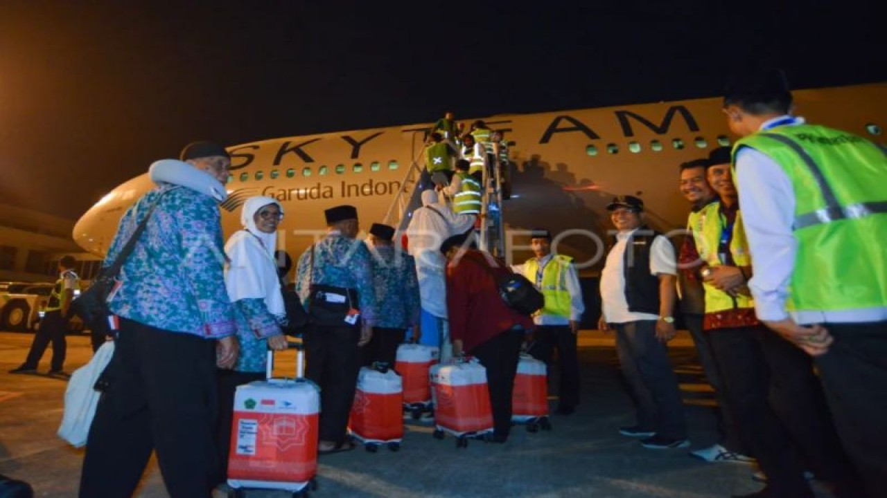 Jamaah calon haji mengantre memasuki pesawat di Bandara Internasional Minangkabau (BIM), Padang Pariaman, Sumatera Barat, Senin (5/6/2023) dini hari. (ANTARA FOTO/Iggoy el Fitra/foc.)
