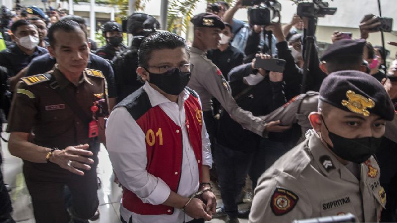 Terdakwa kasus pembunuhan Brigadir Joshua, Ferdy Sambo keluar dari ruang sidang usai menjalani sidang dengan agenda pembacaan vonis di PN Jakarta Selatan, Jakarta, Senin (13/2/2023). ANTARA FOTO/Muhammad Adimaja/rwa.