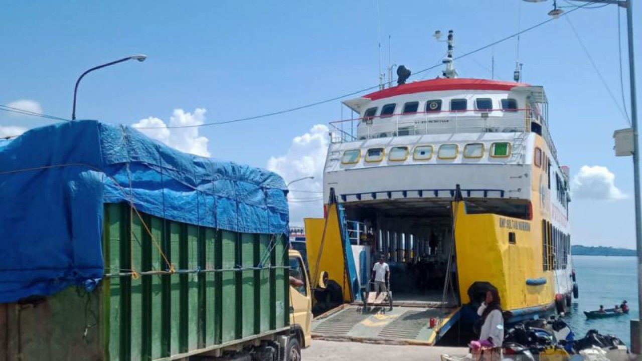 Sebuah mobil saat hendak memasuki ruang kapal feri ASDP di penyeberangan Baubau menuju Waara (Antara/Yusran)