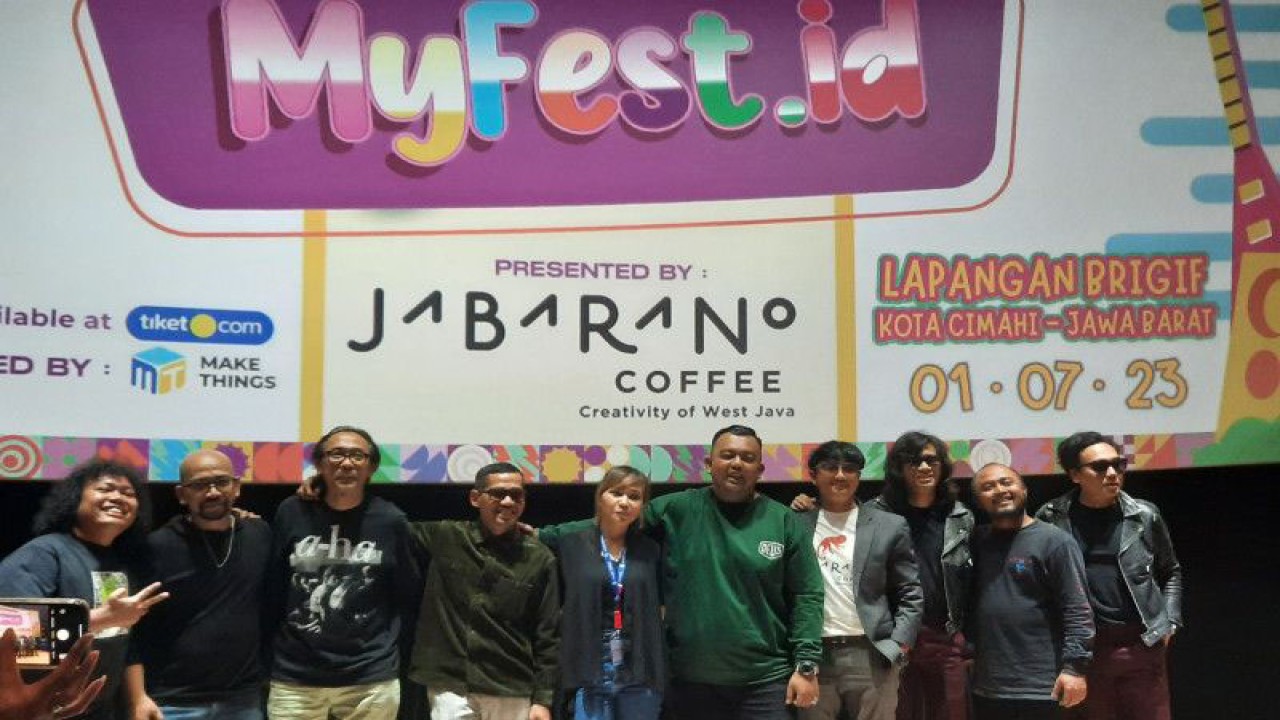 Project Manager Make Tings Rony Andrian Tohonan (kelima dari kiri) bersama para perwakilan pengisi acara MyFest.id seperti Nuwi Fourtwnty, Tria dan Dipa The Changcuters, DJ Diskopantera, Maliq & D’Essentials, Dody NSB dan Marshel Widianto usai menghadiri konferensi pers di Jakarta, Rabu (7/6/2023). (ANTARA/Lia Wanadriani Santosa)