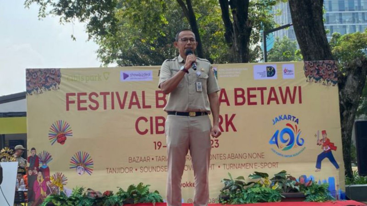 Kepala Suku Dinas Ketahanan Pangan, Kelautan dan Pertanian Jakarta Selatan Hasudungan A. Sidabalok dalam pameran Festival Budaya Betawi di Cibis Park, Jakarta, Senin (19/6/2023). ANTARA/Luthfia Miranda Putri