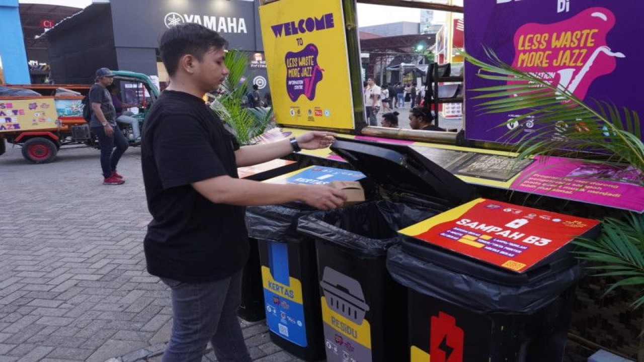 Seorang penonton membuang sampah pada bak sampah terpilah yang tersedia di Festival Java Jazz 2023, JIEXPO Kemayoran, Jakarta. (ANTARA/HO-Less Waste More Jazz)