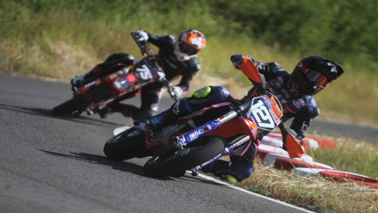 Farudilla Adam saat beraksi di kelas balap FFA 250 pada Kejurnas Superadventure Supermoto Race 2023 yang digelar di Sirkuit Boyolali, Jawa Tengah. (ANTARA/HO/Superadventure)